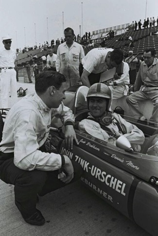 JIimvient encourager Jack Brabham  sur sa Brabham BT 12
© Indianapolis Motor Speedway Collection